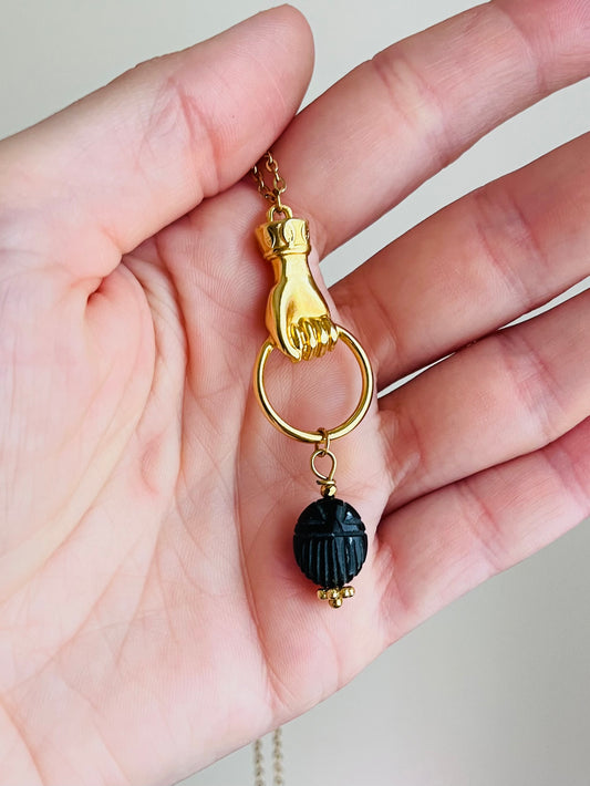 Collier sautoir amulette scarabée  Spinelle Noire