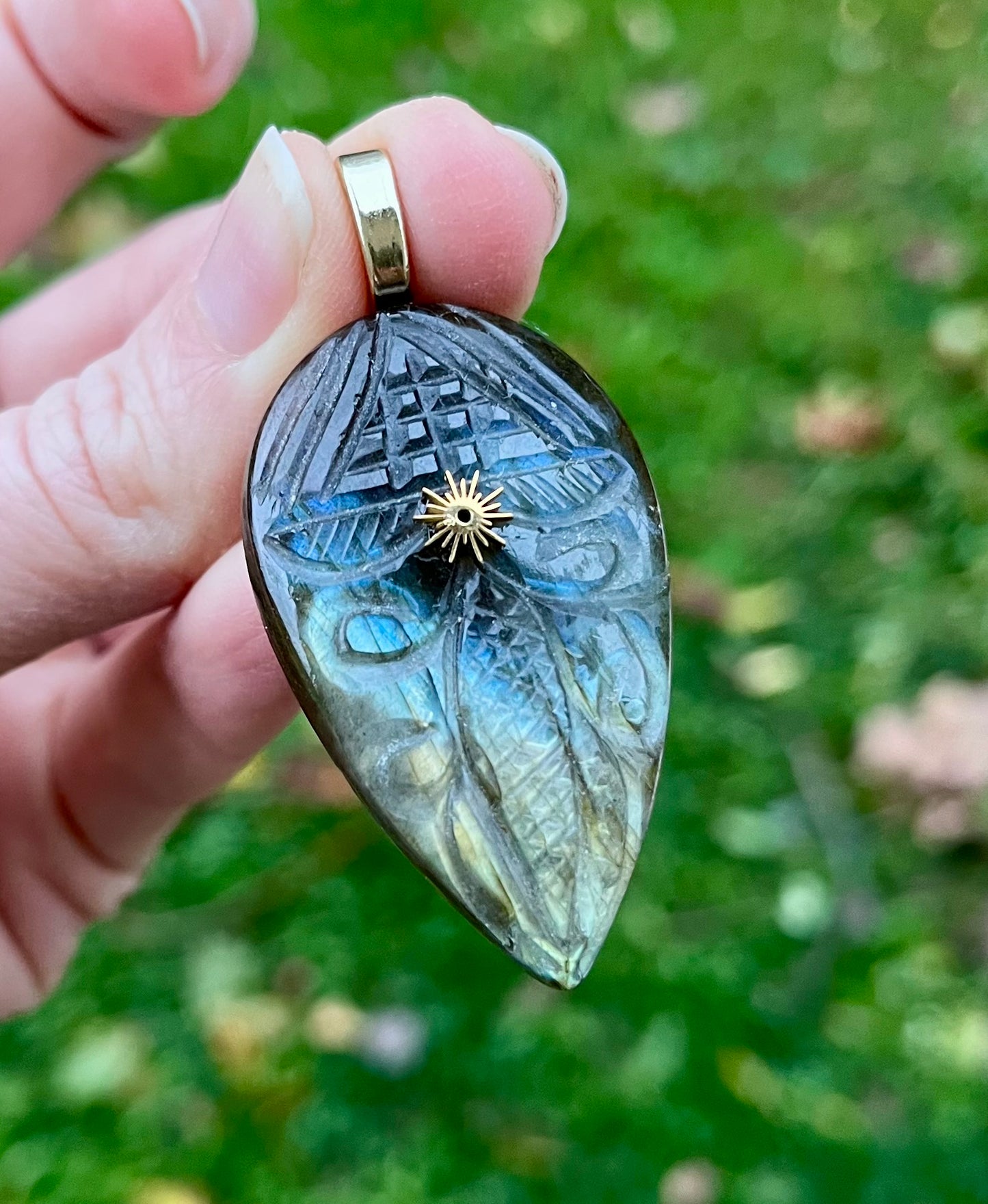 Pendentif amulette masque protecteur Labradorite