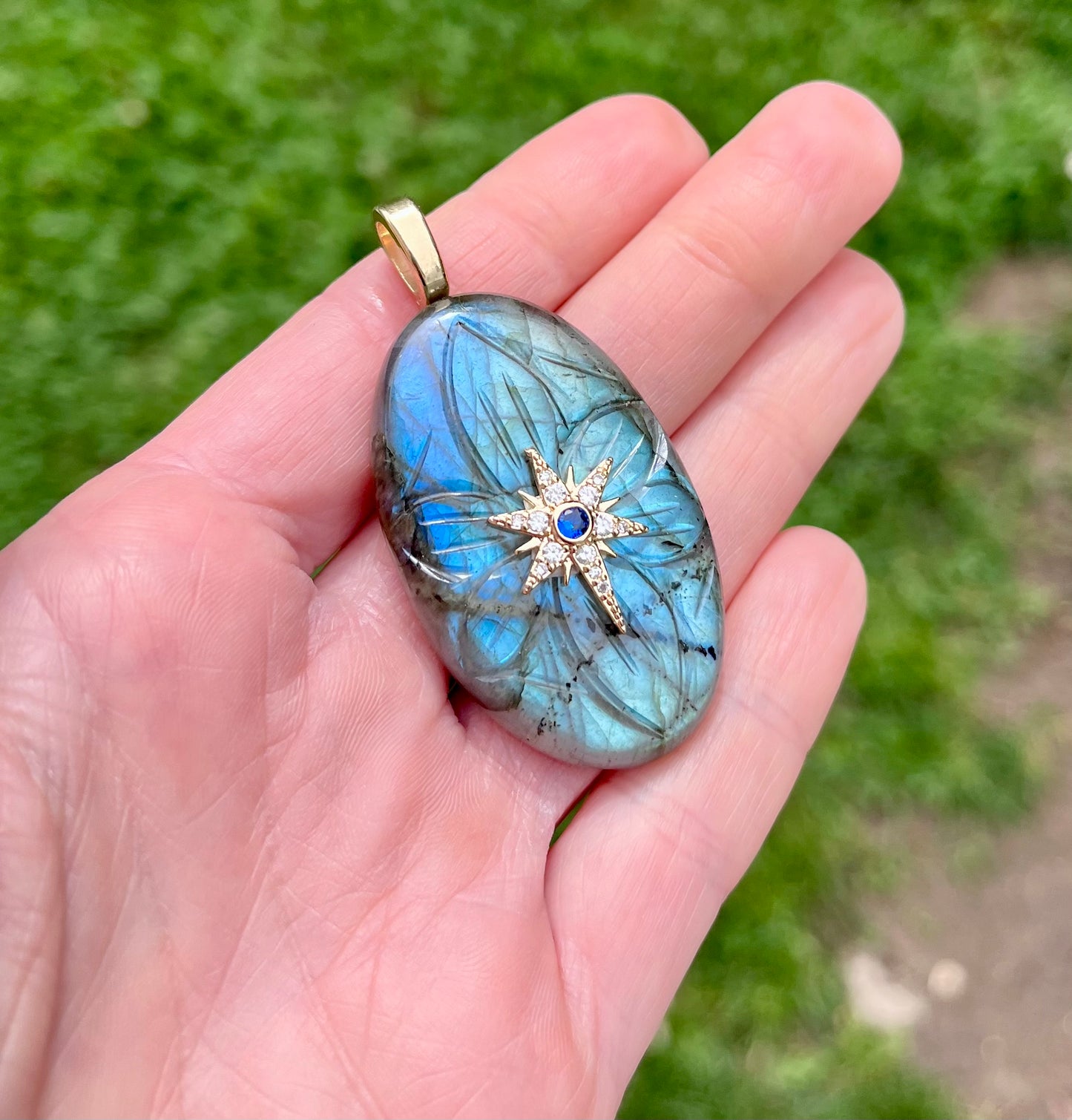 Pendentif talisman Labradorite bleue gravée