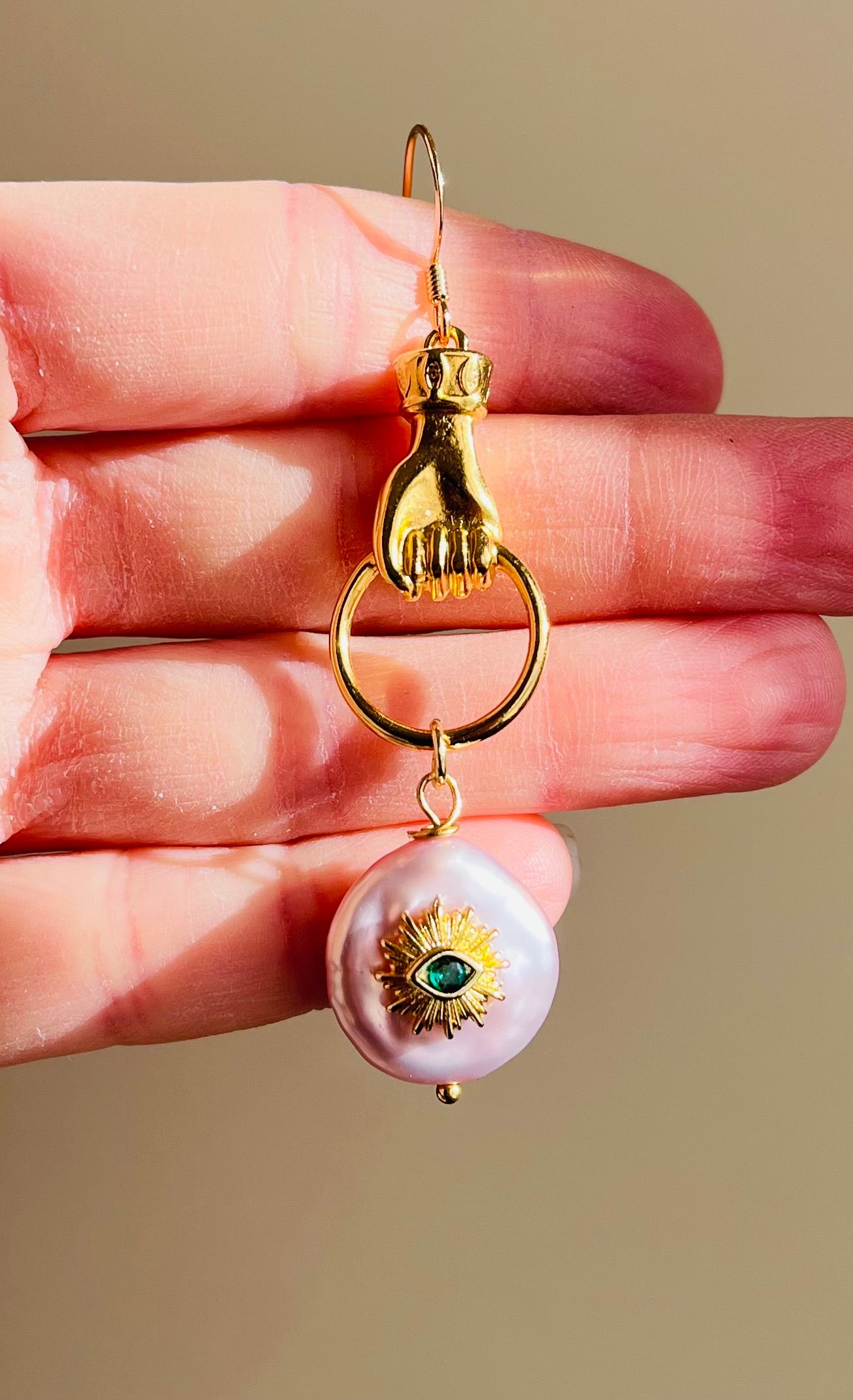 Mono boucle talisman Perle d’eau douce