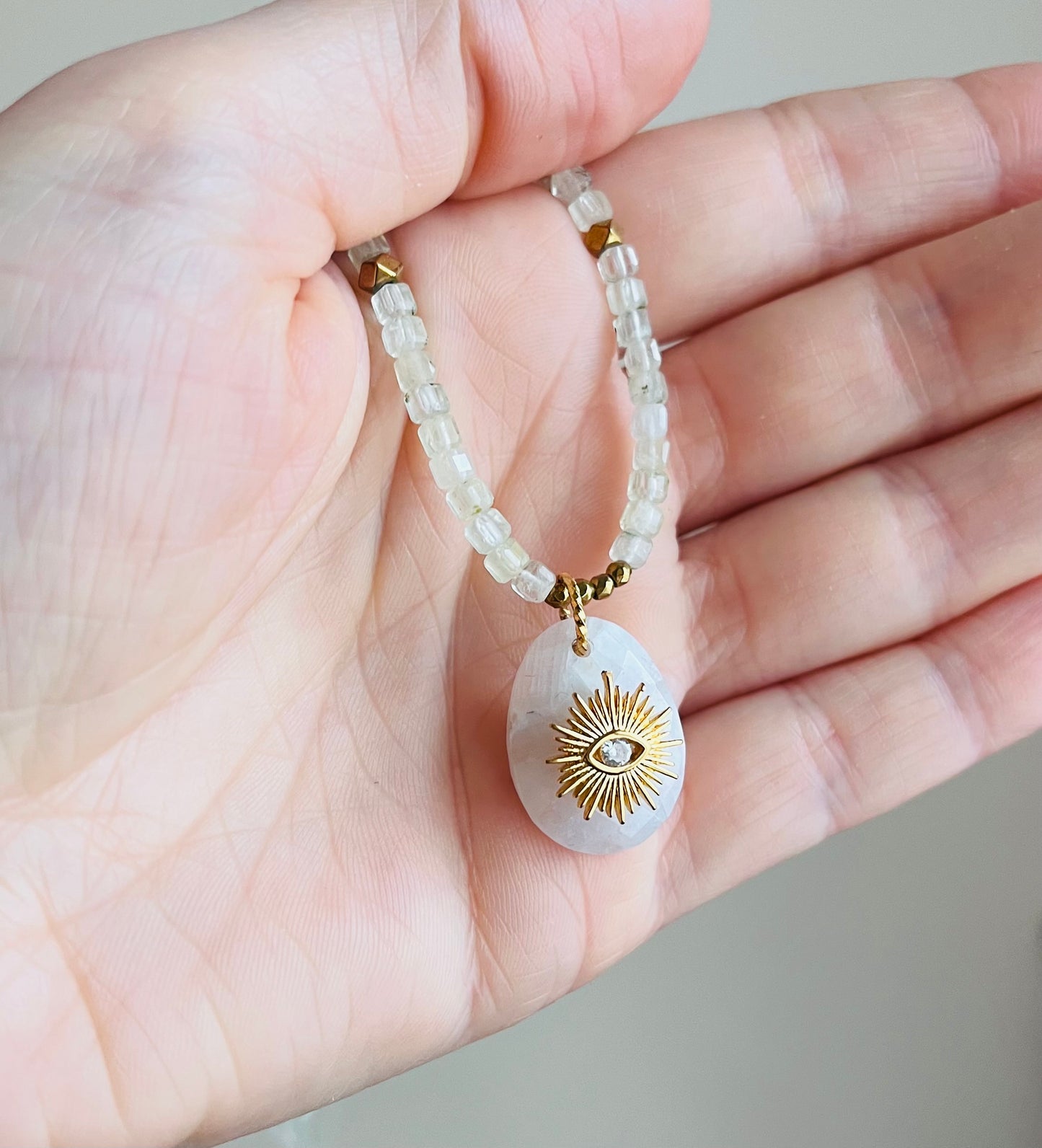 Collier talisman Prehnite et Pierre de Lune - Bienveillance, joie