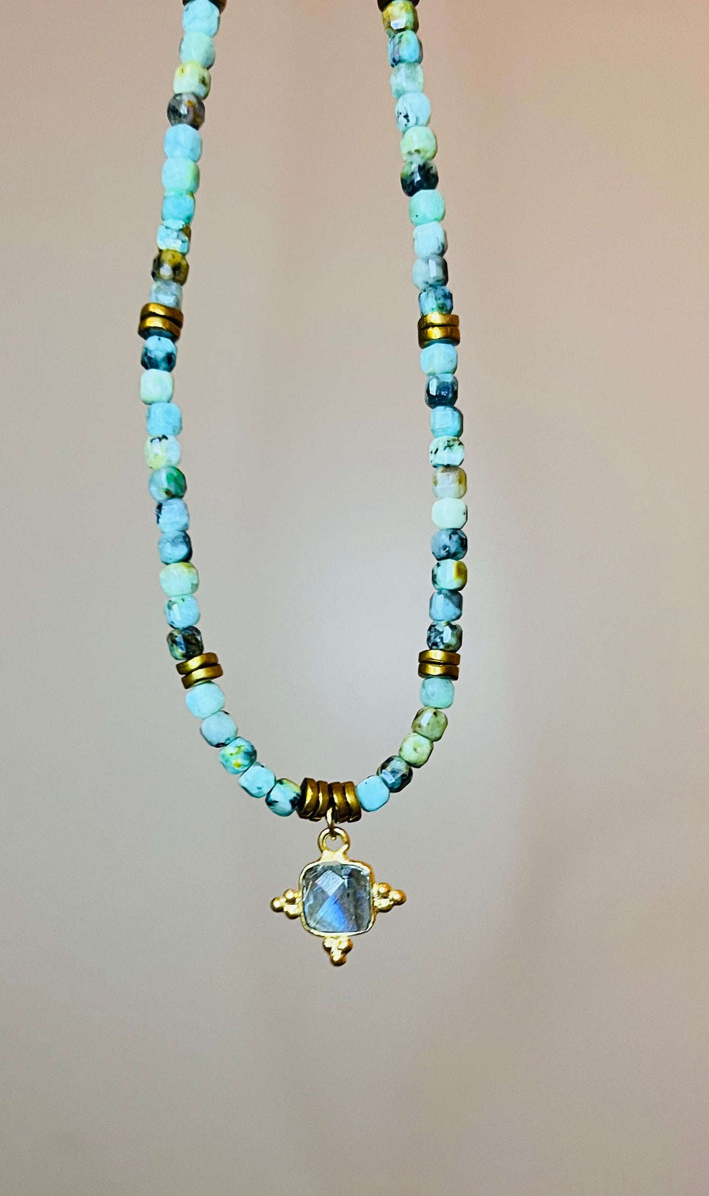 Collier talisman Turquoise africaine et Labradorite