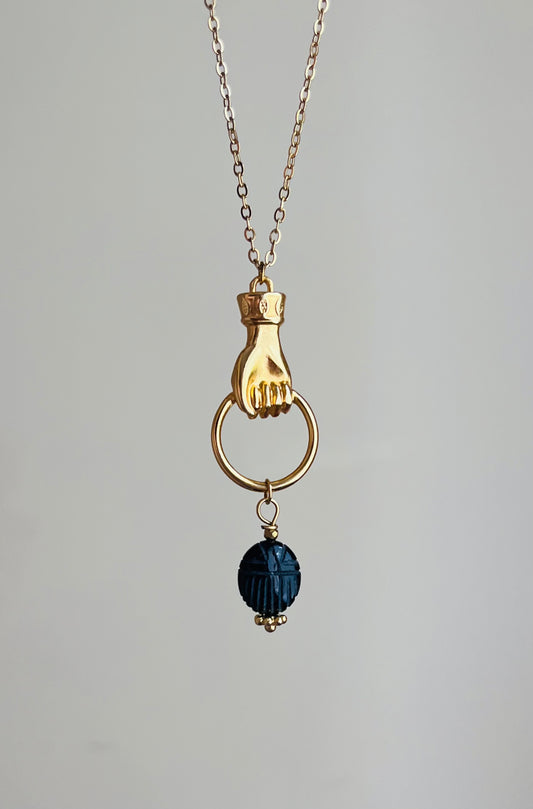 Collier sautoir amulette scarabée  Spinelle Noire