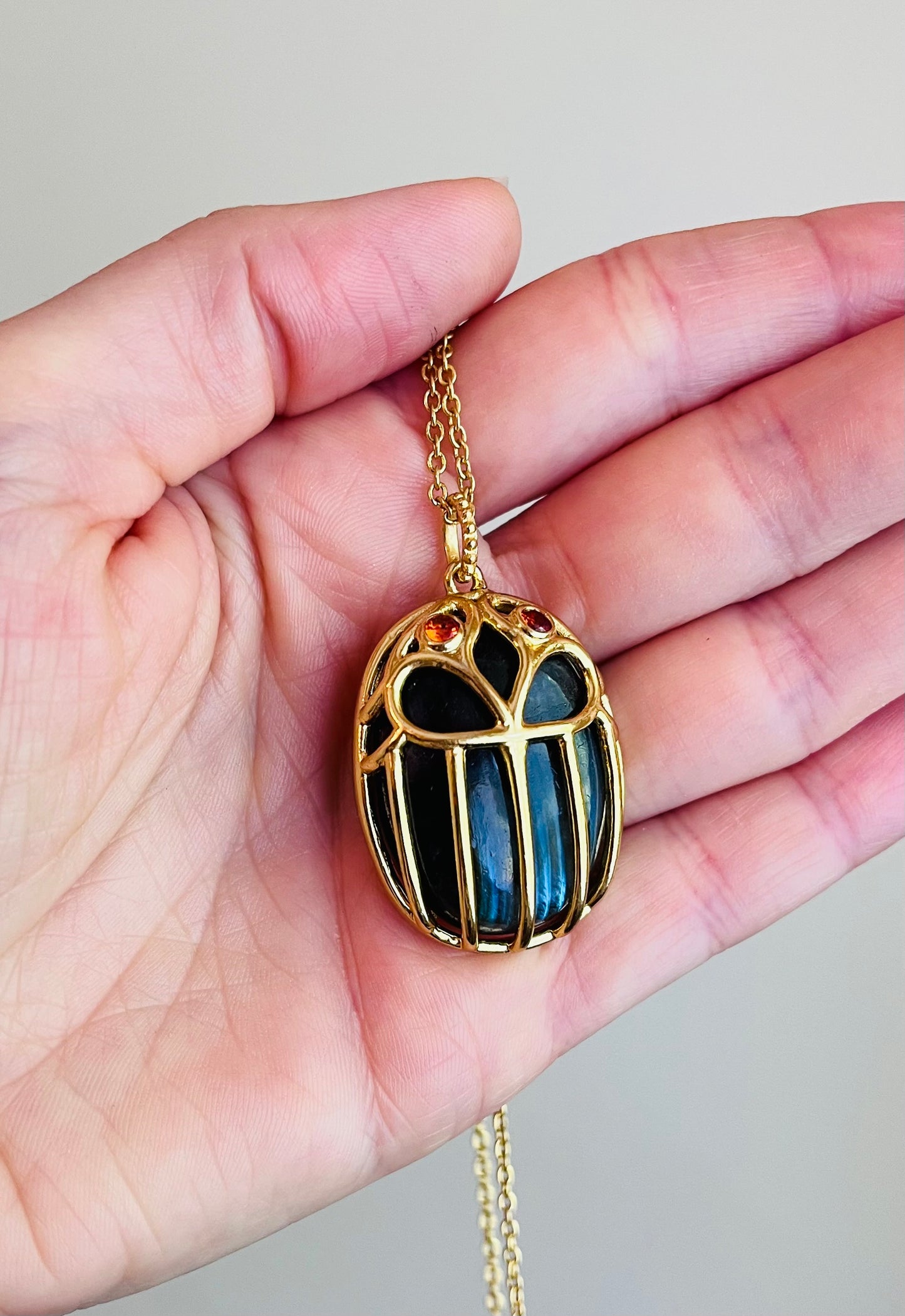 Collier amulette scarabée Labradorite