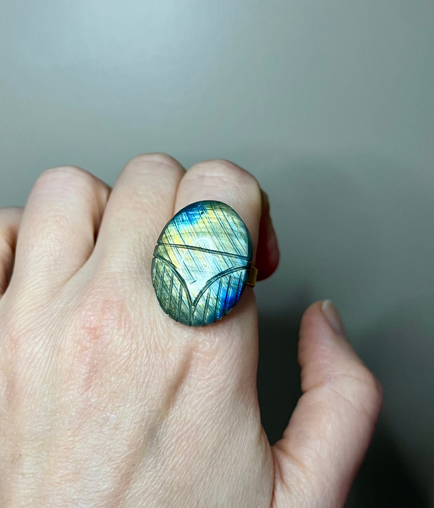 Bague amulette scarabée Labradorite