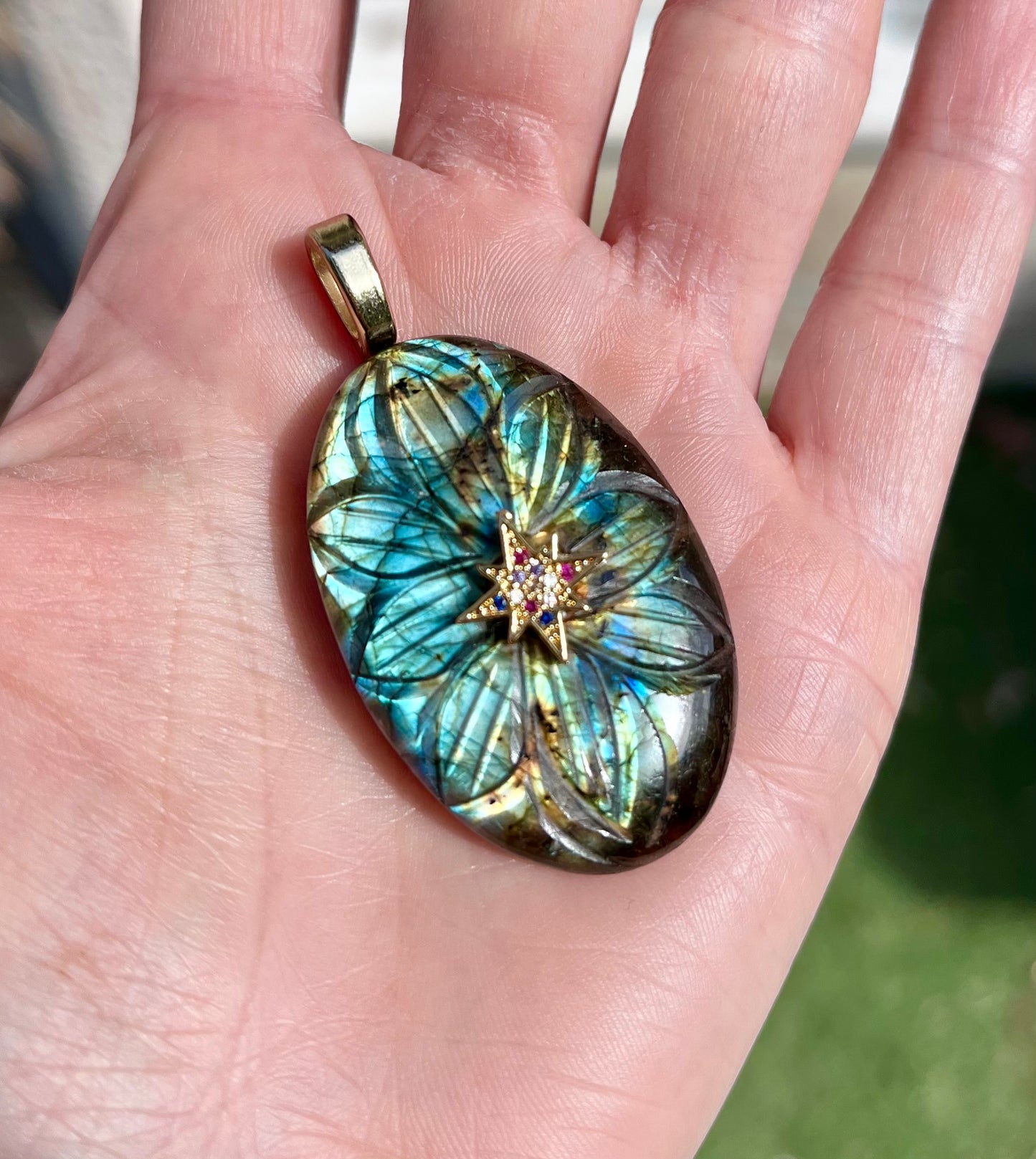 Pendentif talisman Labradorite bleue gravée