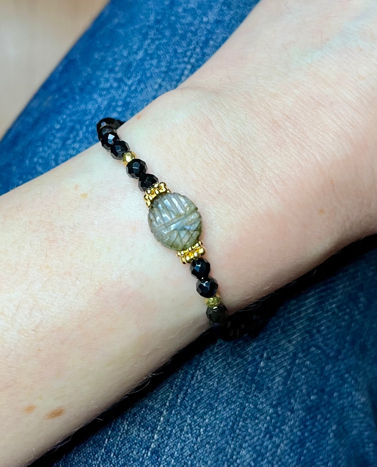 Bracelet amulette scarabée Labradorite et Onyx noir