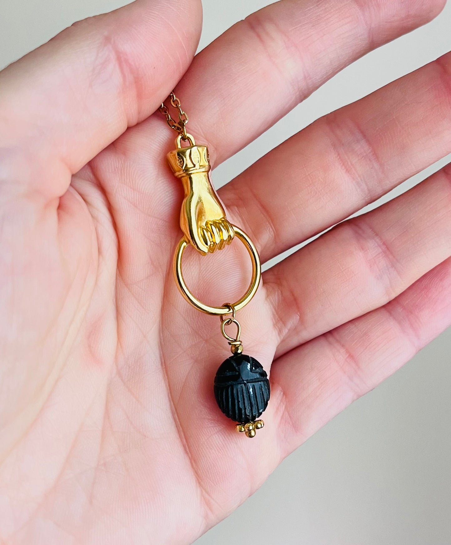 Collier sautoir amulette scarabée  Spinelle Noire