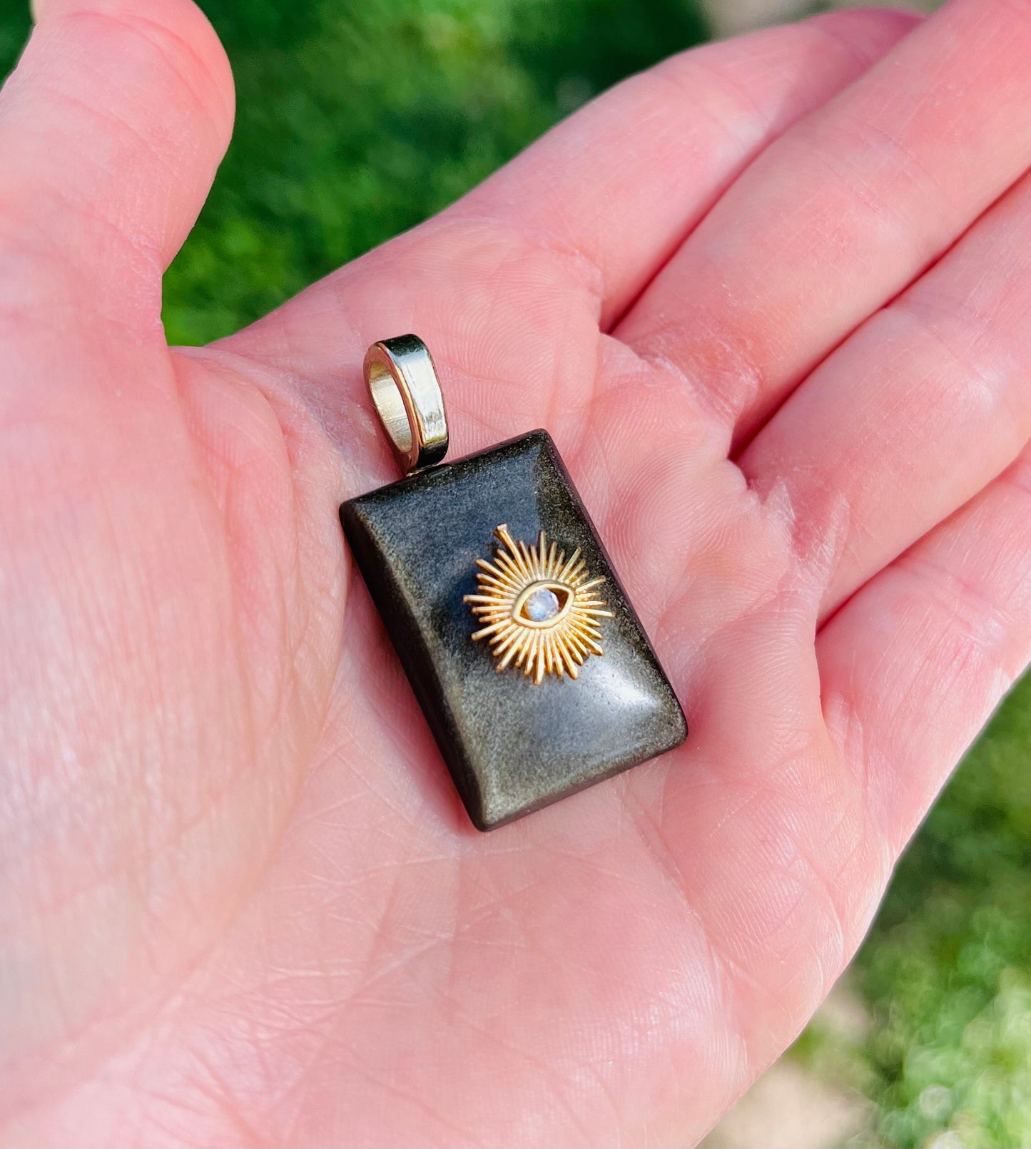 Pendentif amulette Obsidienne dorée