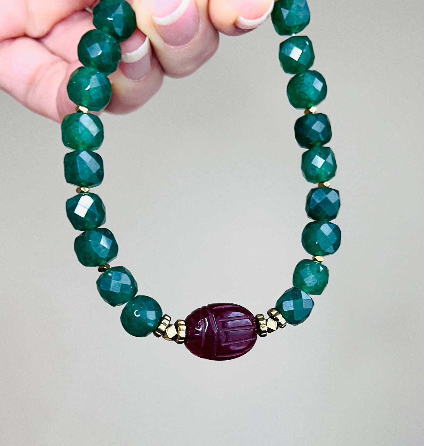 Bracelet talisman scarabée Grenat et Onyx vert