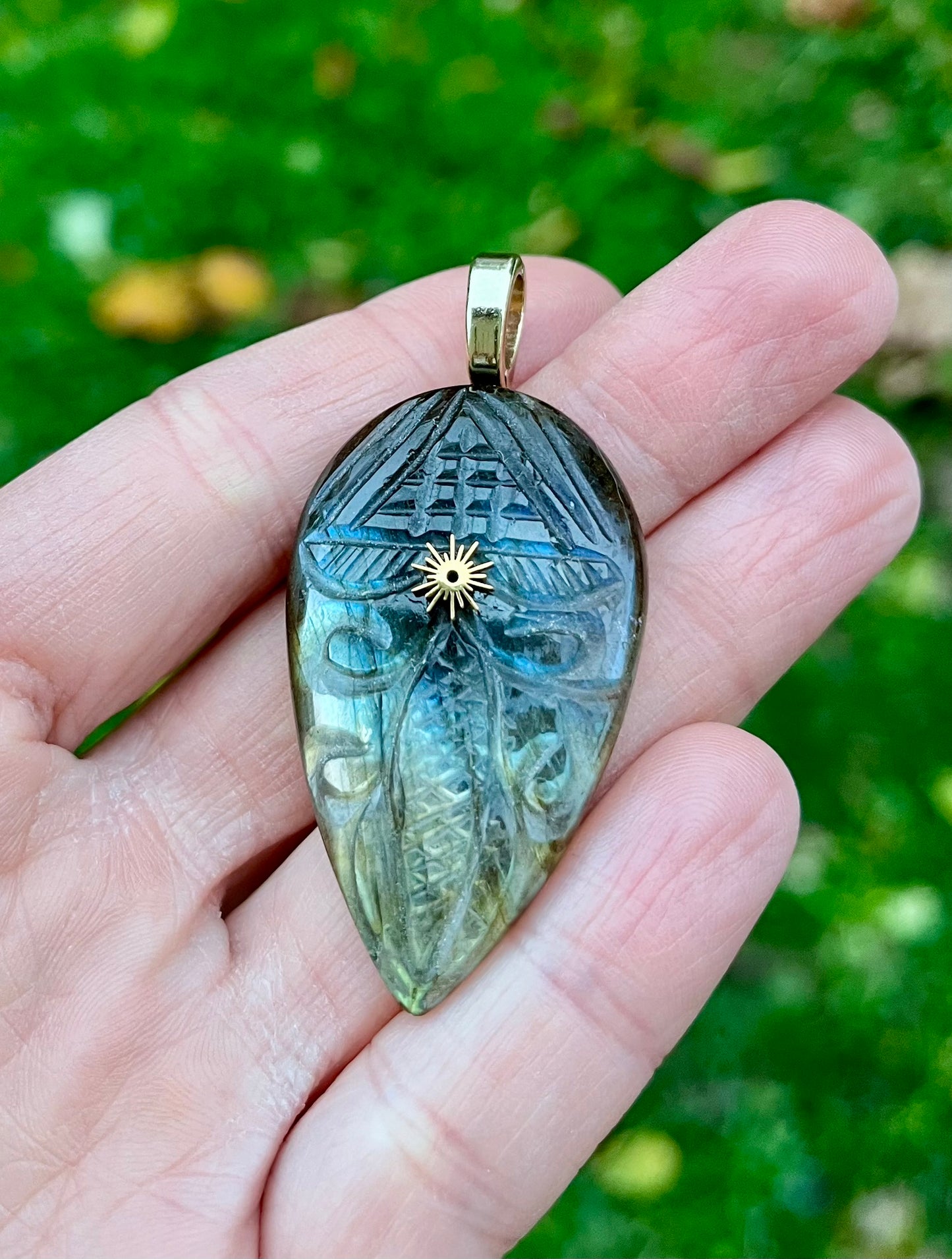 Pendentif amulette masque protecteur Labradorite