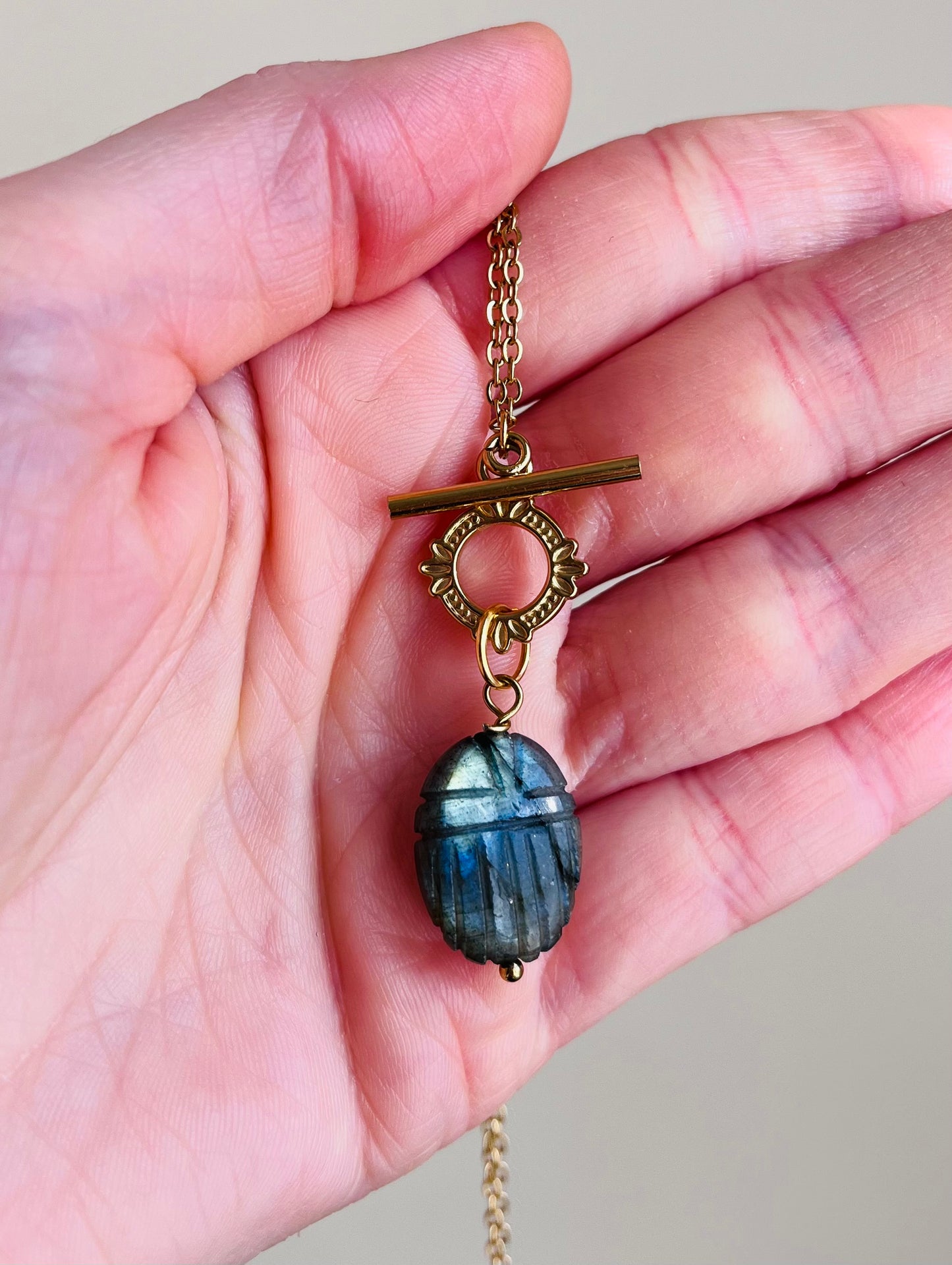 Collier amulette scarabée Labradorite