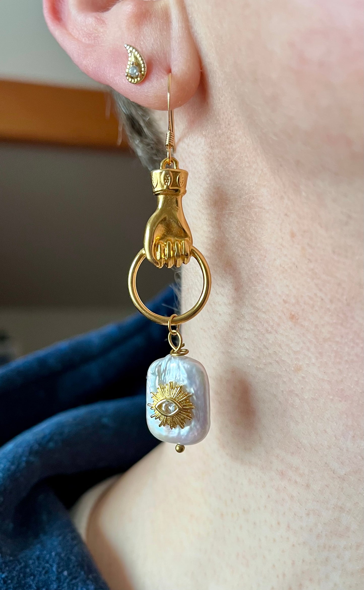 Mono boucle amulette Perle d’eau douce