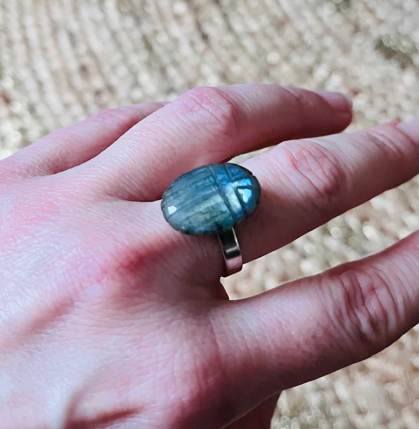 Bague amulette scarabée Labradorite