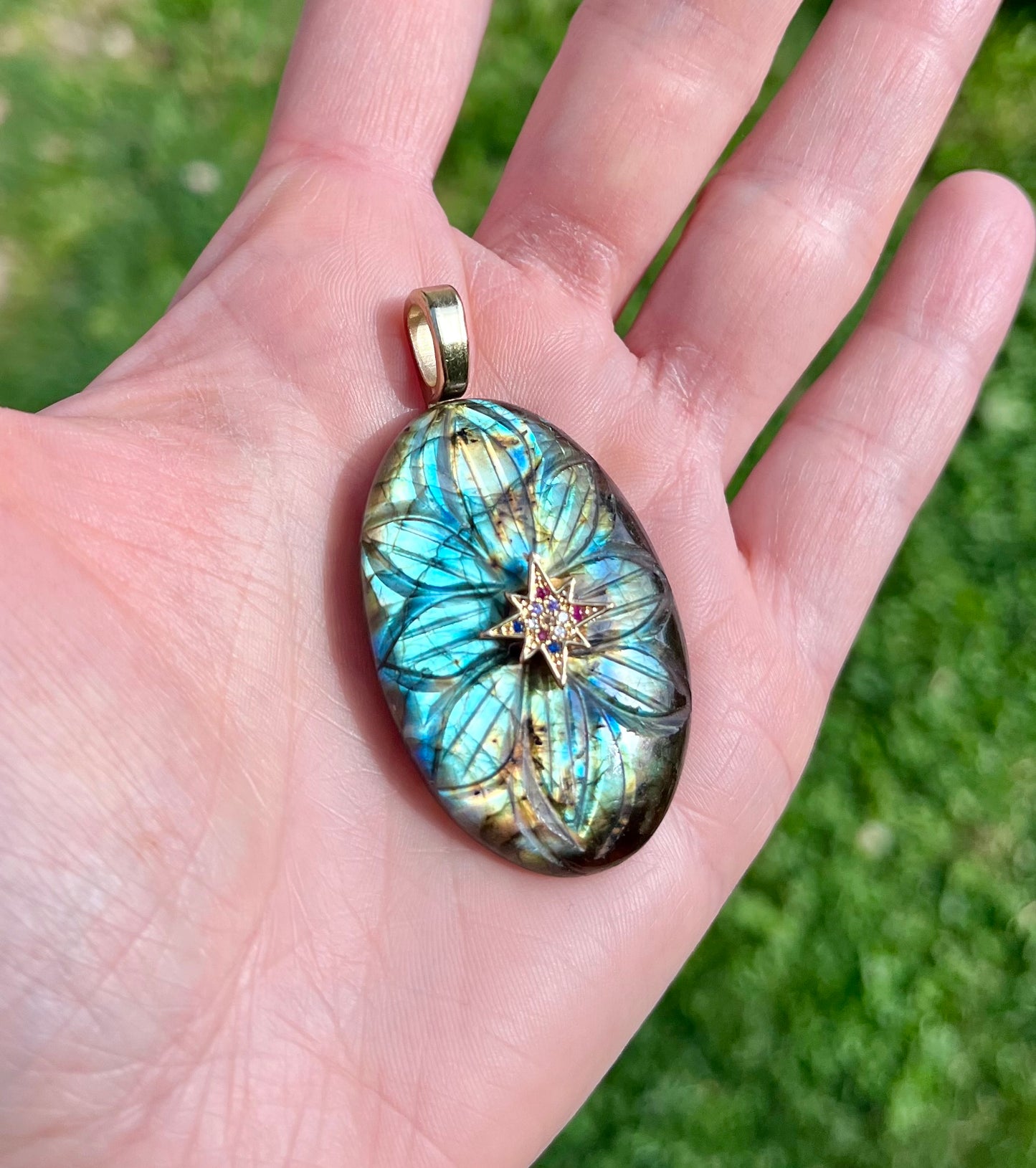 Pendentif talisman Labradorite bleue gravée