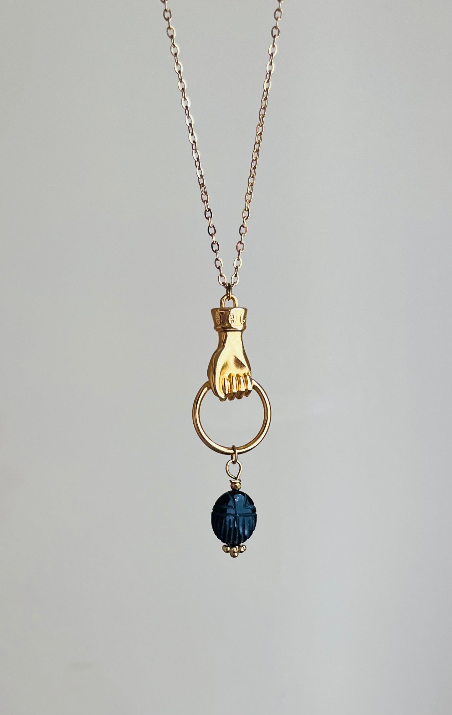 Collier sautoir amulette scarabée  Spinelle Noire