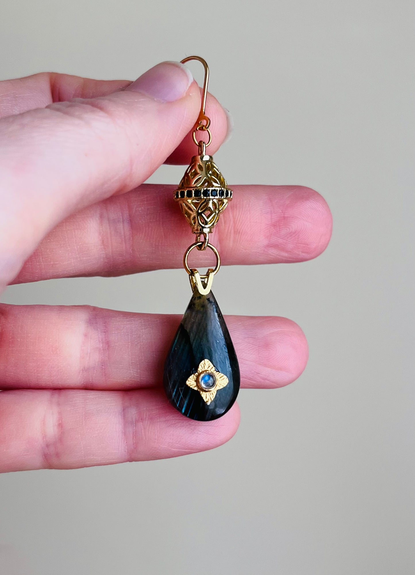 Mono boucle amulette goutte Labradorite