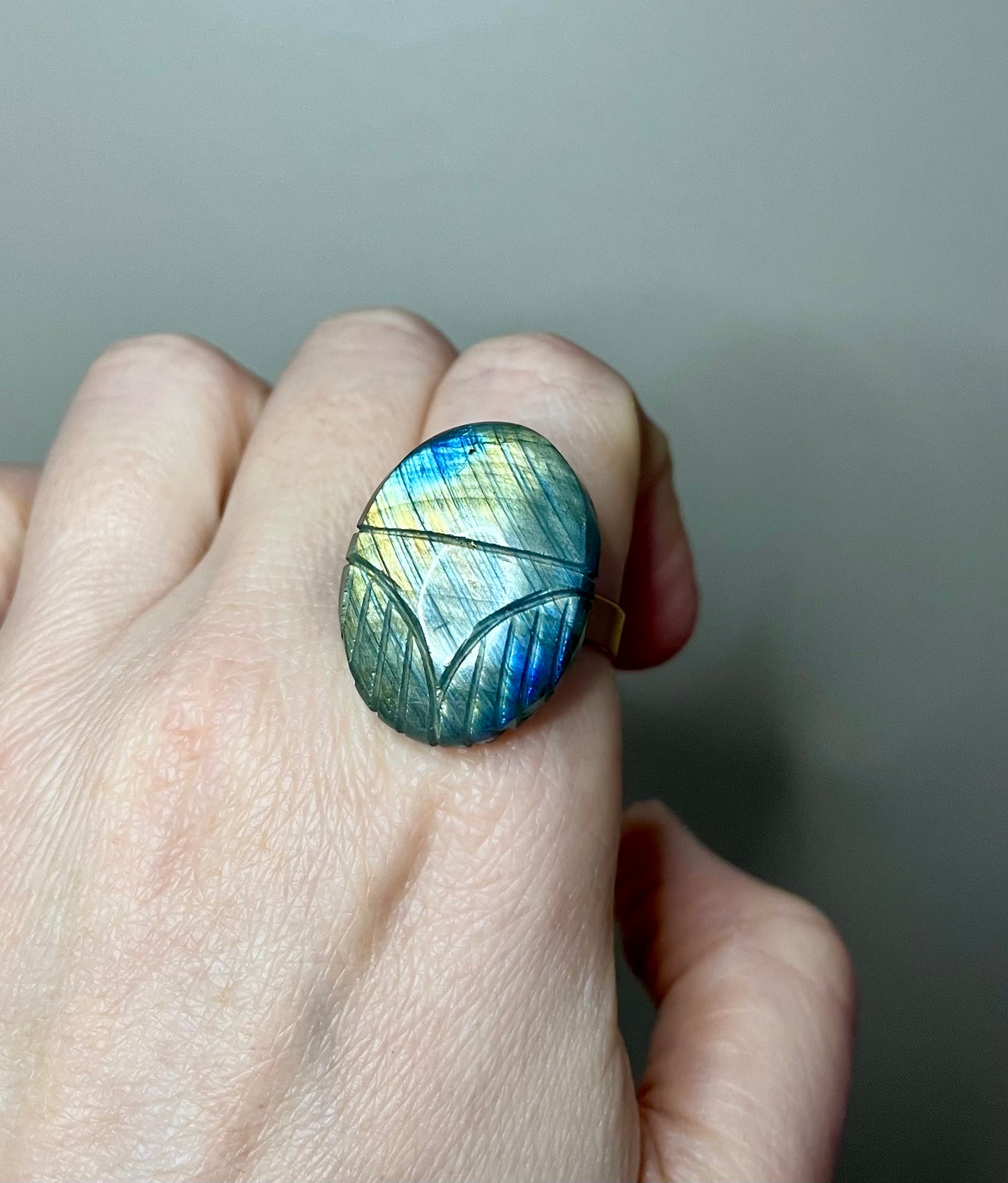 Bague amulette scarabée Labradorite