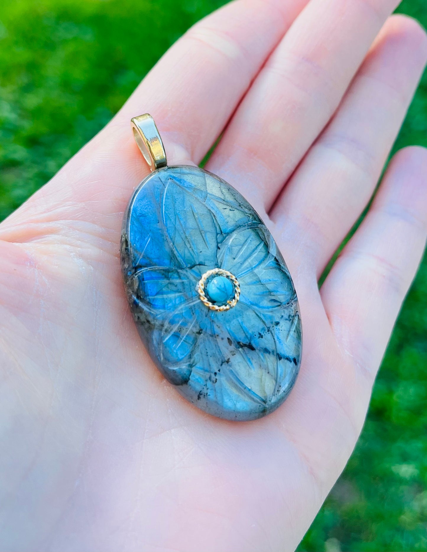 Pendentif gravé Labradorite