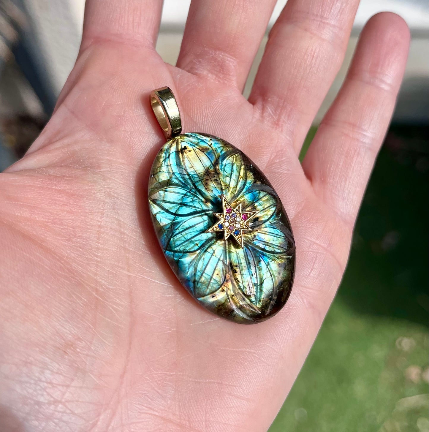 Pendentif talisman Labradorite bleue gravée