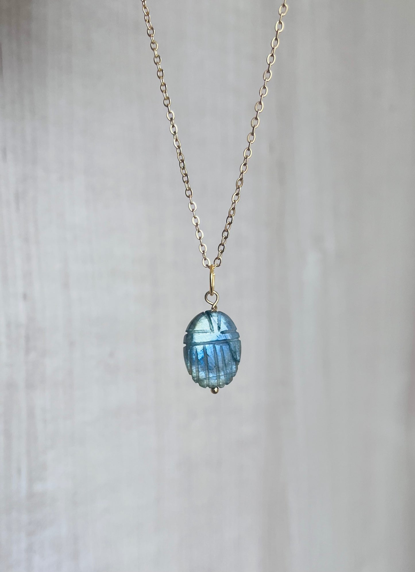 Collier sautoir amulette scarabée Labradorite