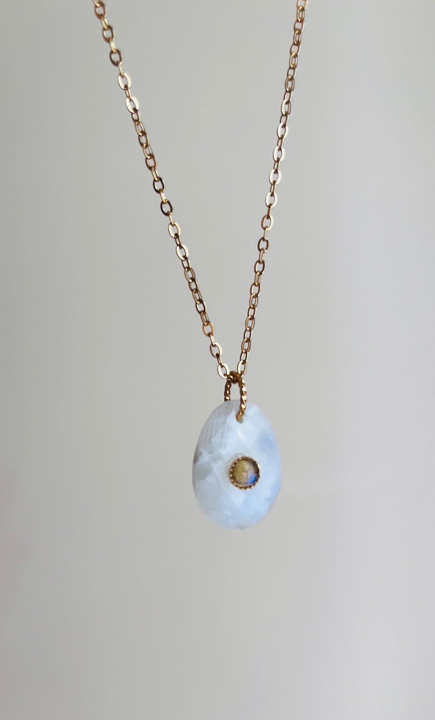 Collier grigri pierres fines