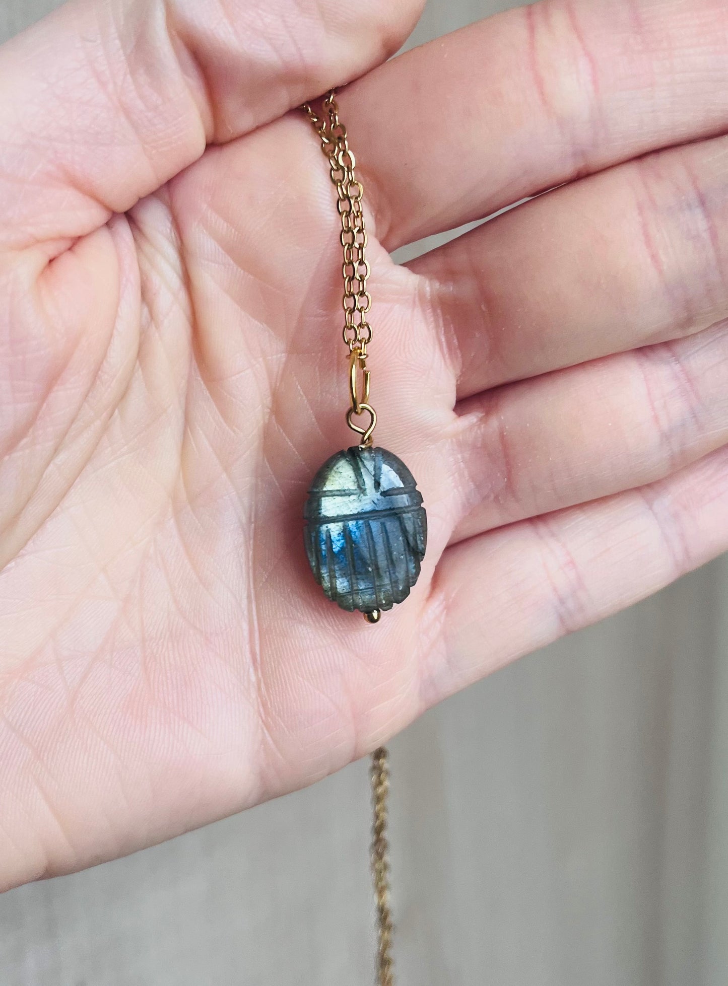 Collier sautoir amulette scarabée Labradorite