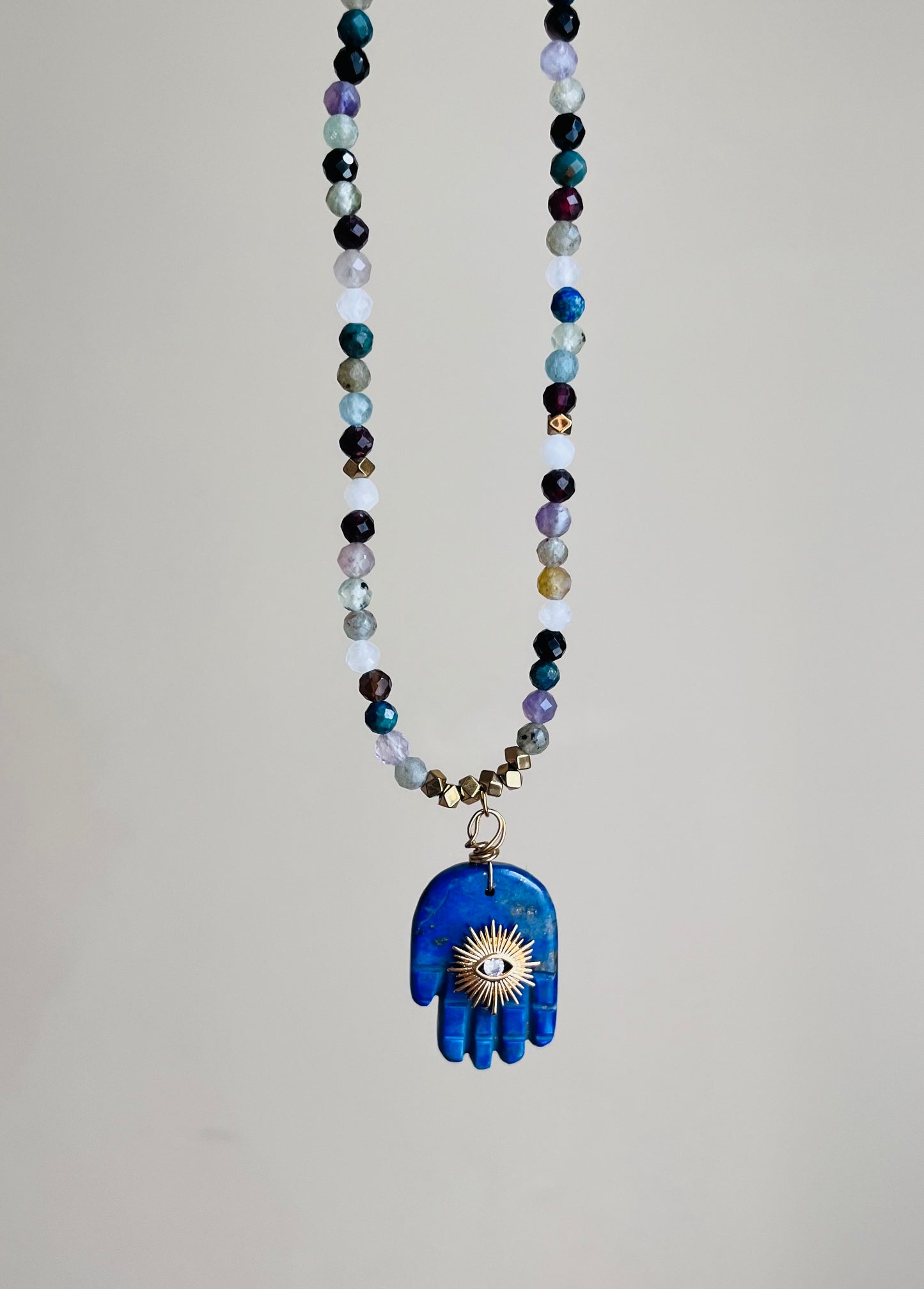 Sautoir multi pierres main protectrice Lapis-lazuli