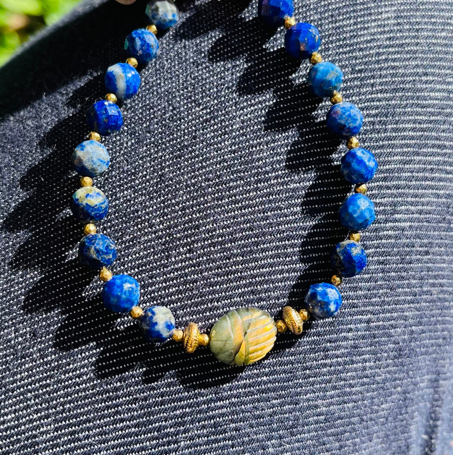 Bracelet amulette scarabée Labradorite et Lapis-lazuli