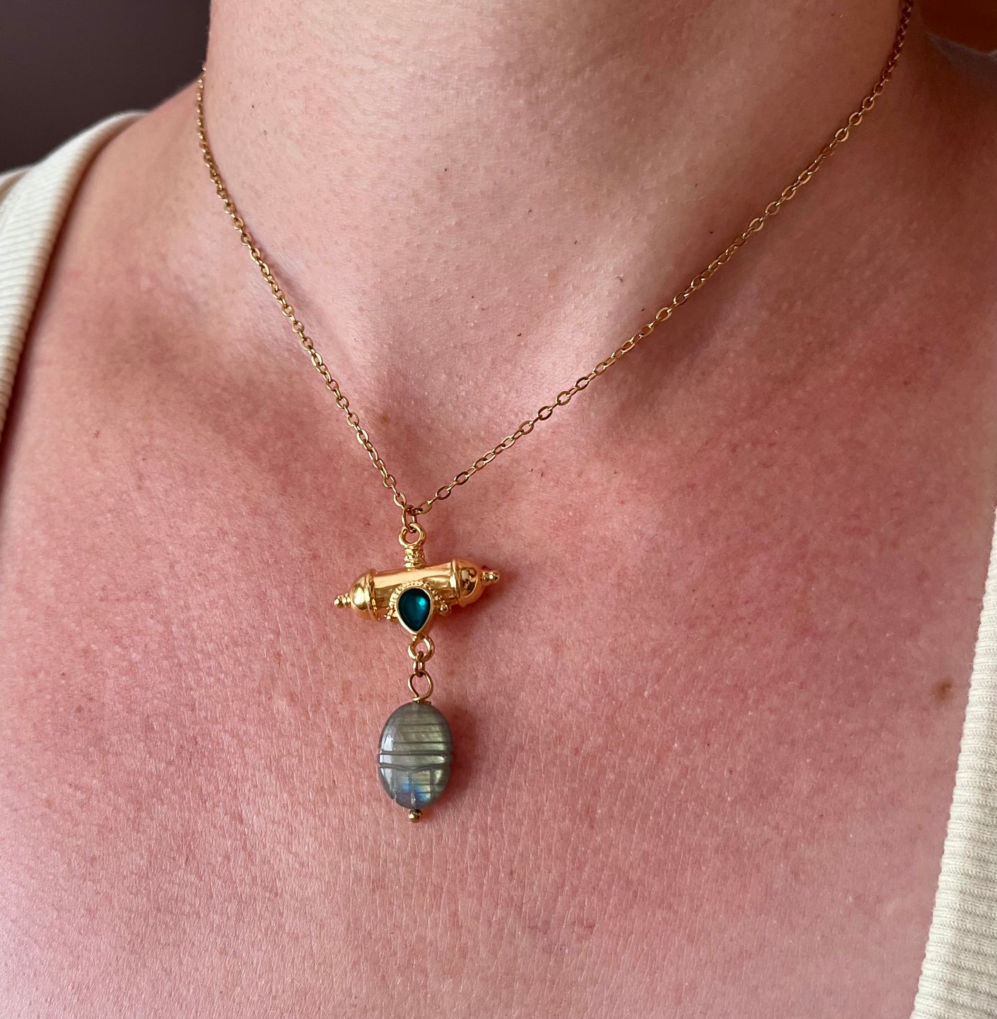 Collier grigri scarabée Labradorite