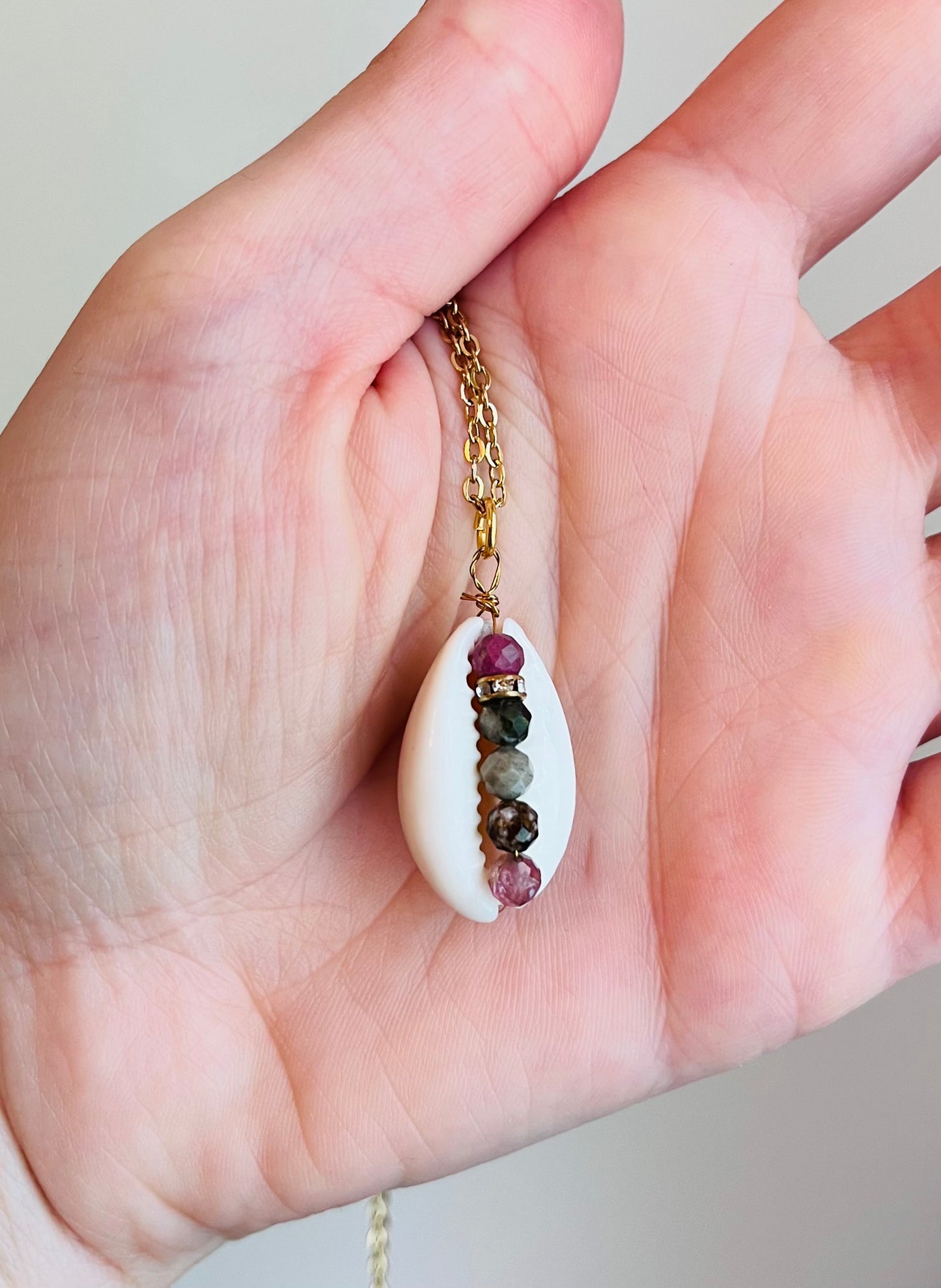 Collier sautoir Cauri et Tourmalines