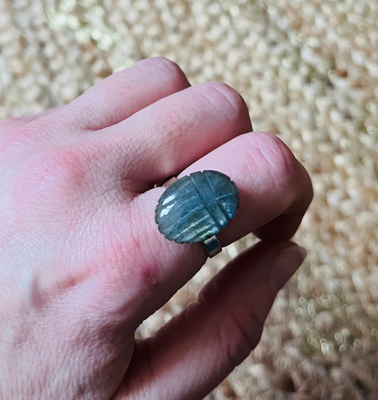 Bague amulette scarabée Labradorite