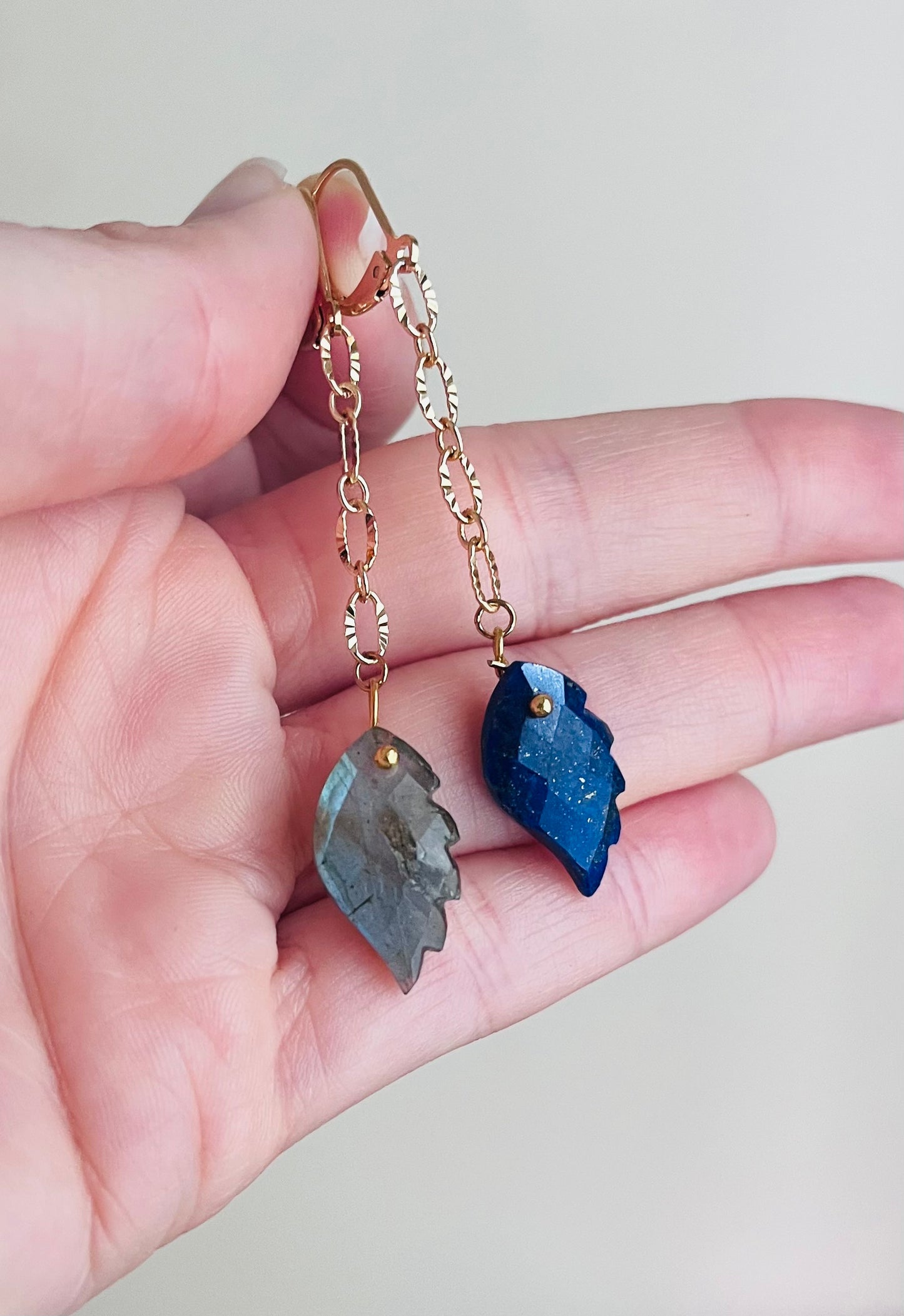 Boucles d’oreilles ailes Lapis-lazuli et Labradorite