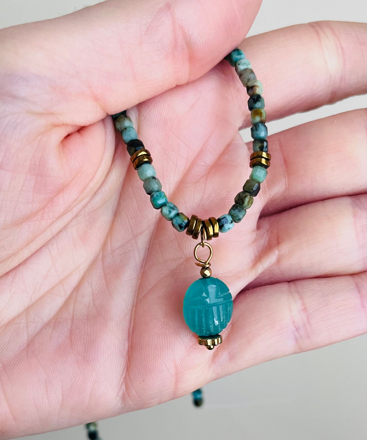 Collier amulette scarabée Onyx vert et Turquoise Africaine