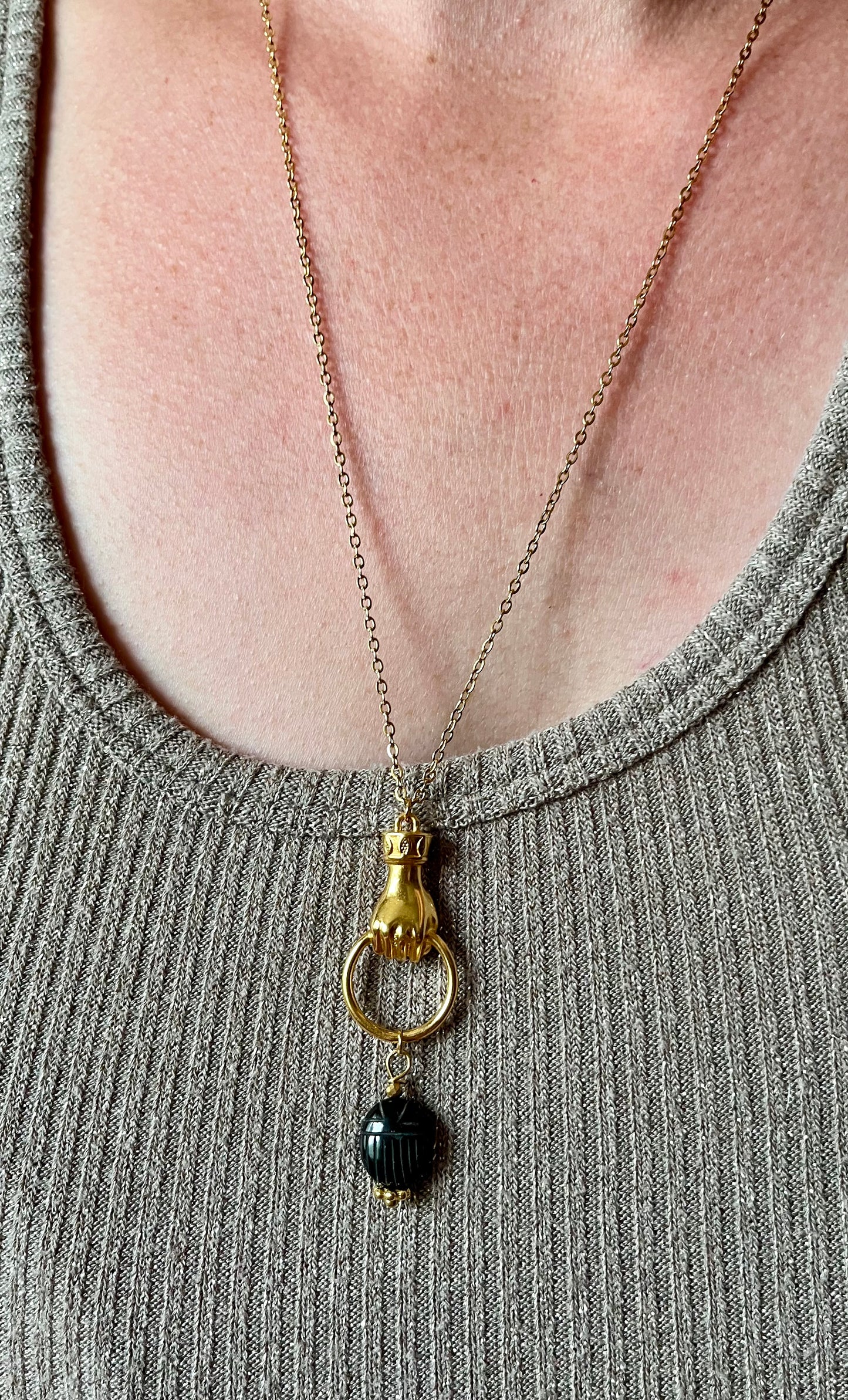Collier sautoir amulette scarabée  Spinelle Noire