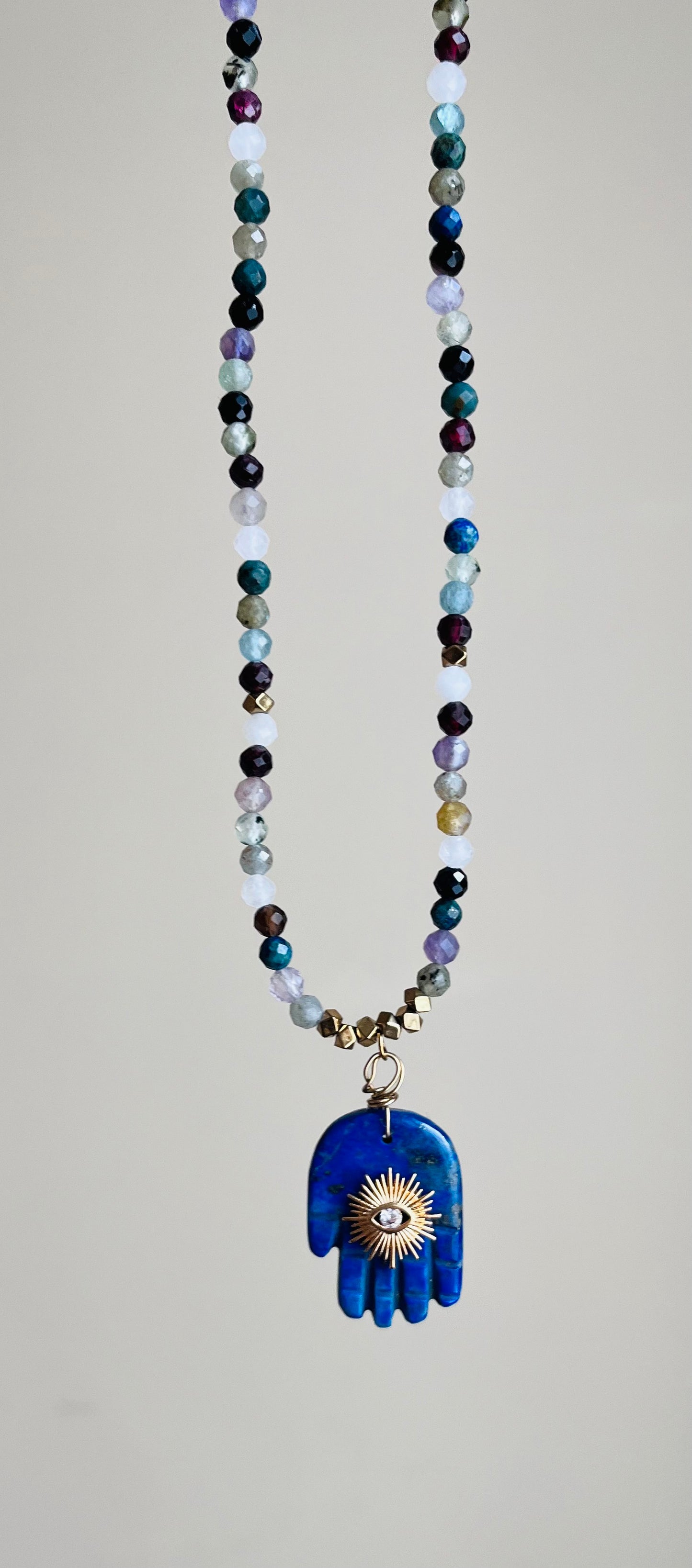 Sautoir multi pierres main protectrice Lapis-lazuli