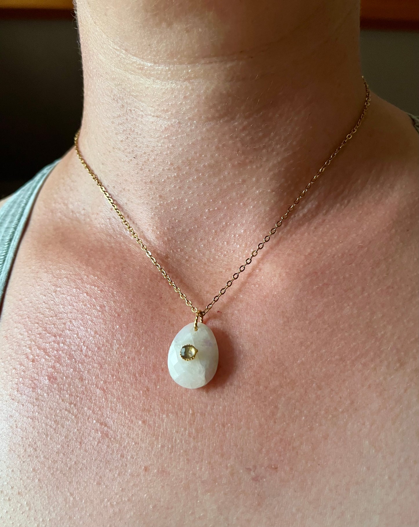 Collier grigri pierres fines