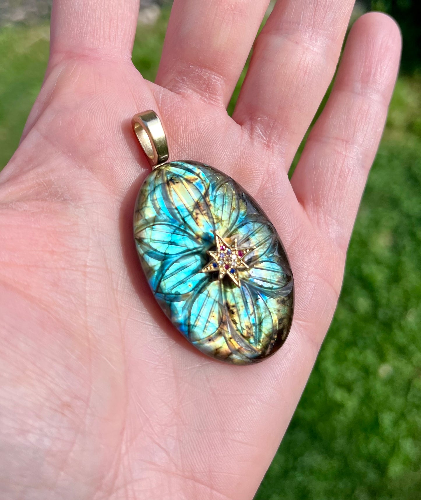 Pendentif talisman Labradorite bleue gravée