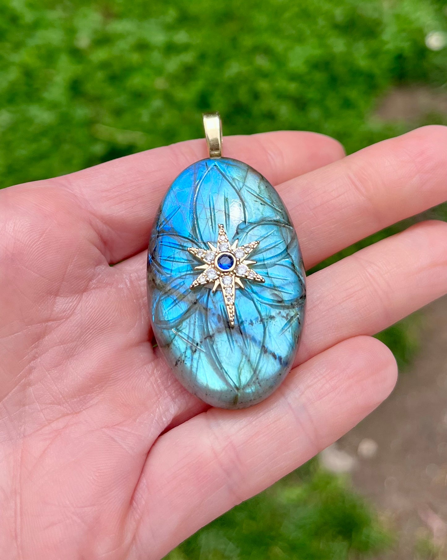 Pendentif talisman Labradorite bleue gravée