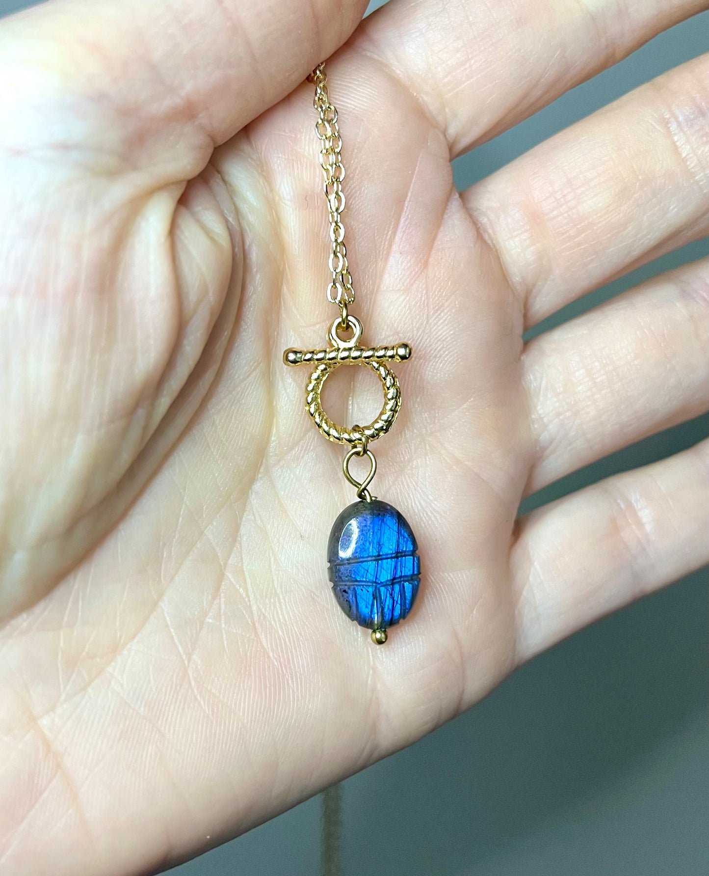 Collier amulette scarabée Labradorite protectrice