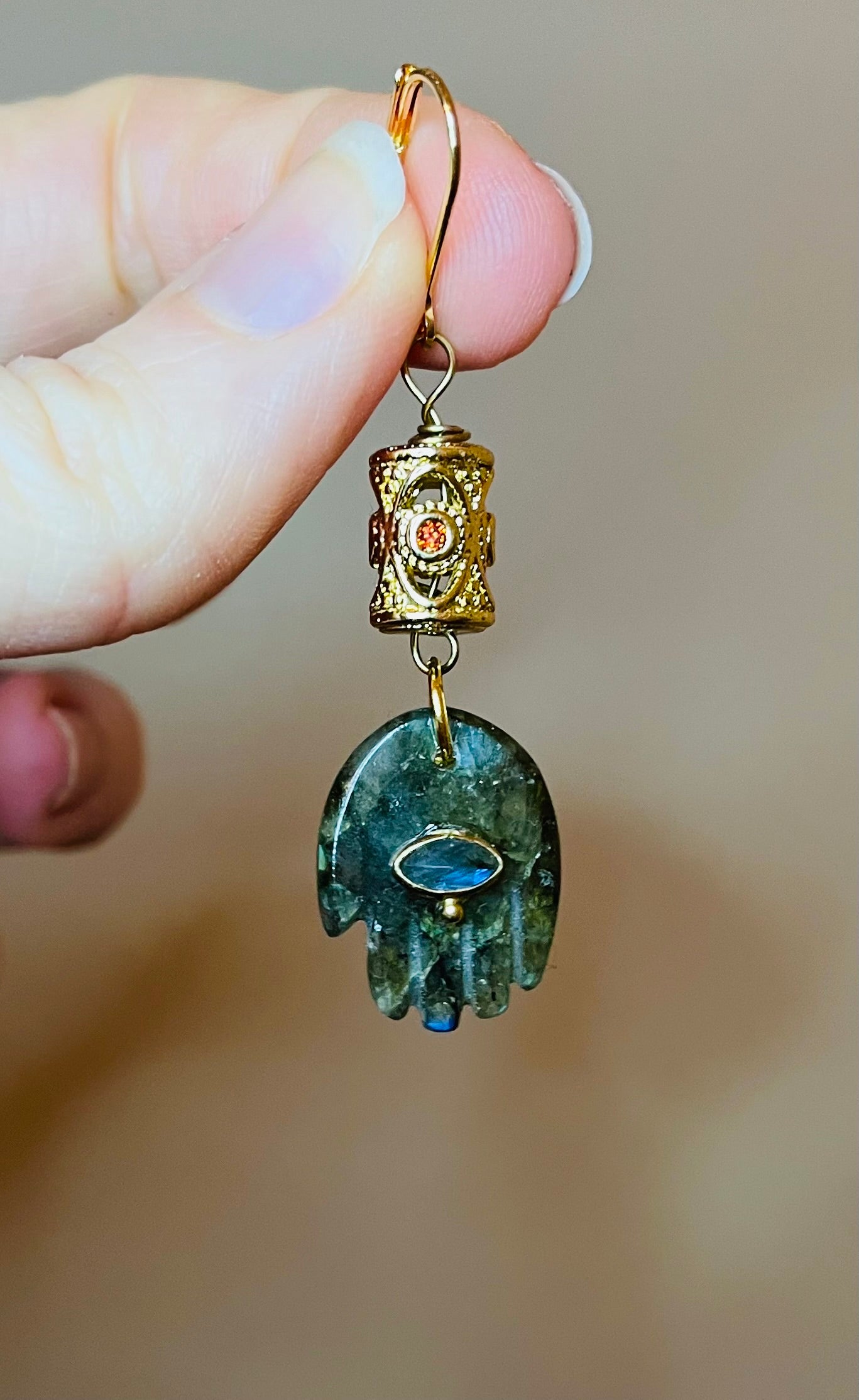 Mono loop grigri hand Labradorite