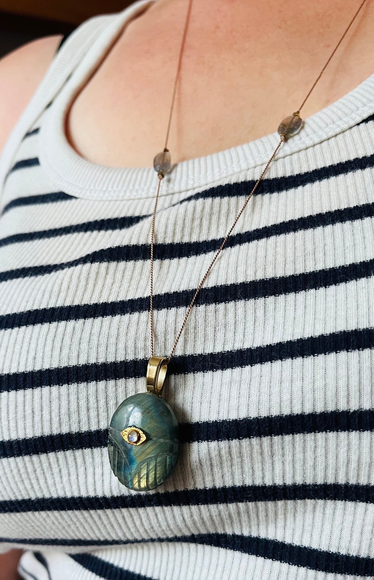 Sautoir amulette scarabée Labradorite