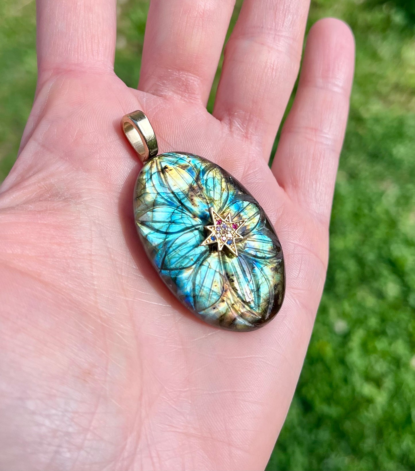Pendentif talisman Labradorite bleue gravée