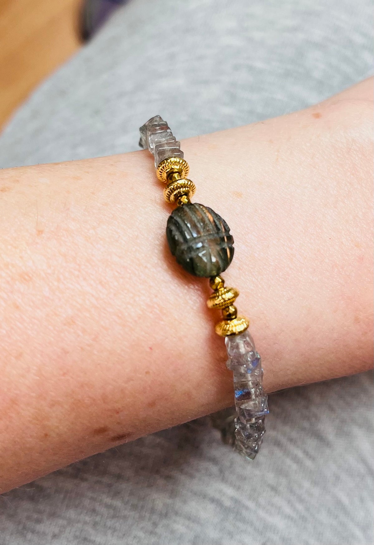Bracelet amulette scarabée Labradorite