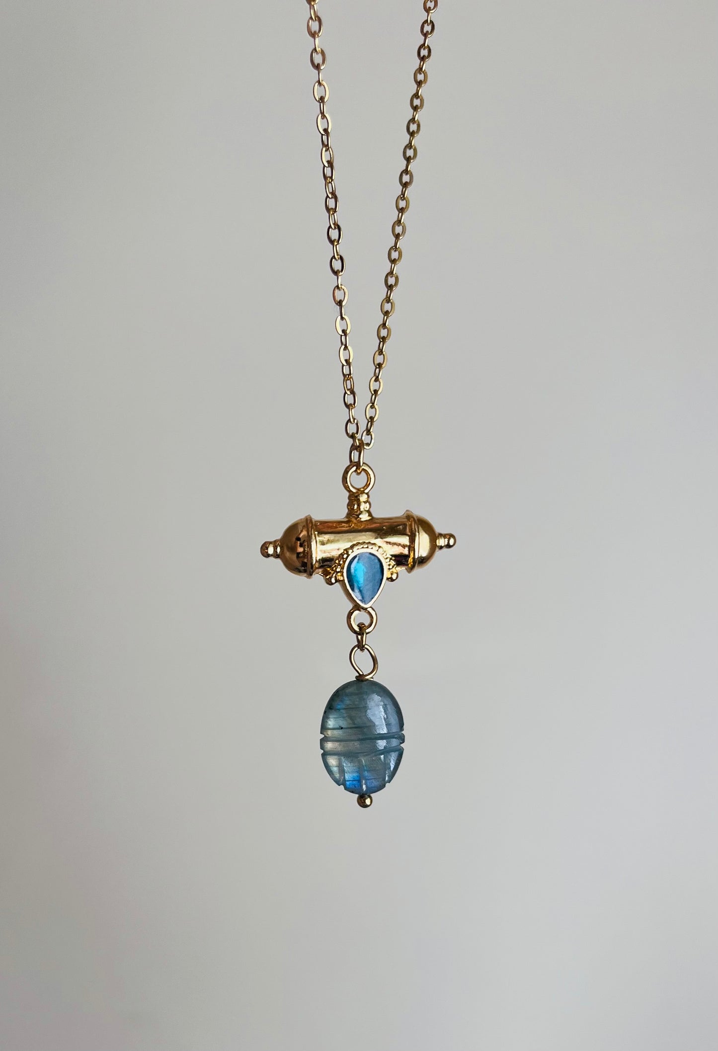 Collier grigri scarabée Labradorite