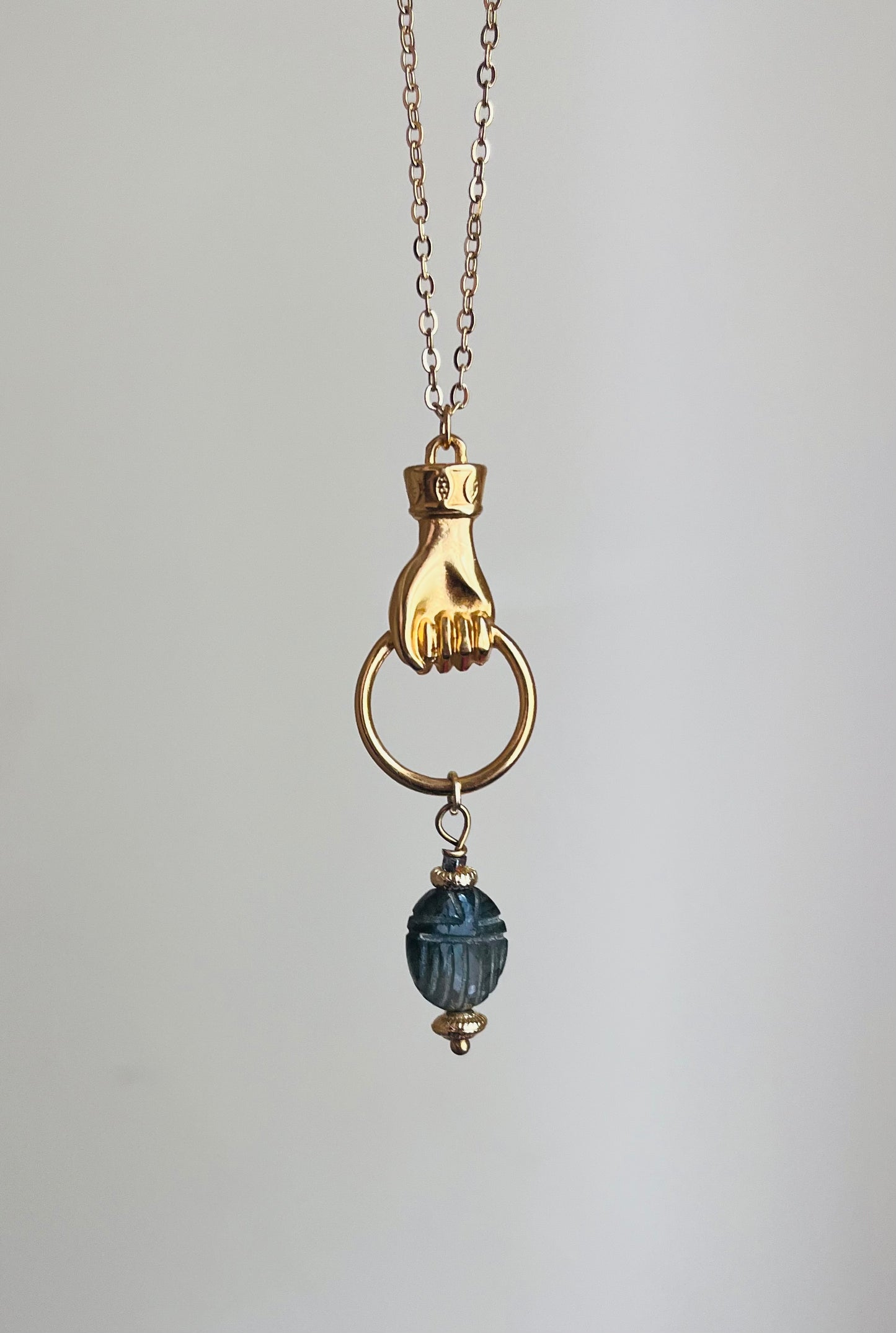 Collier sautoir amulette scarabée Labradorite