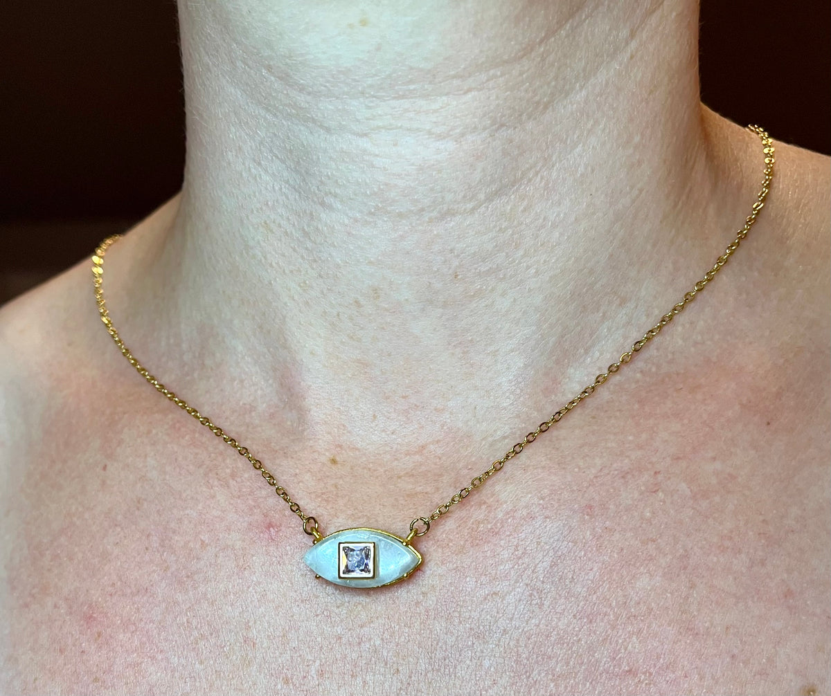 Collier amulette œil Pierre de Lune