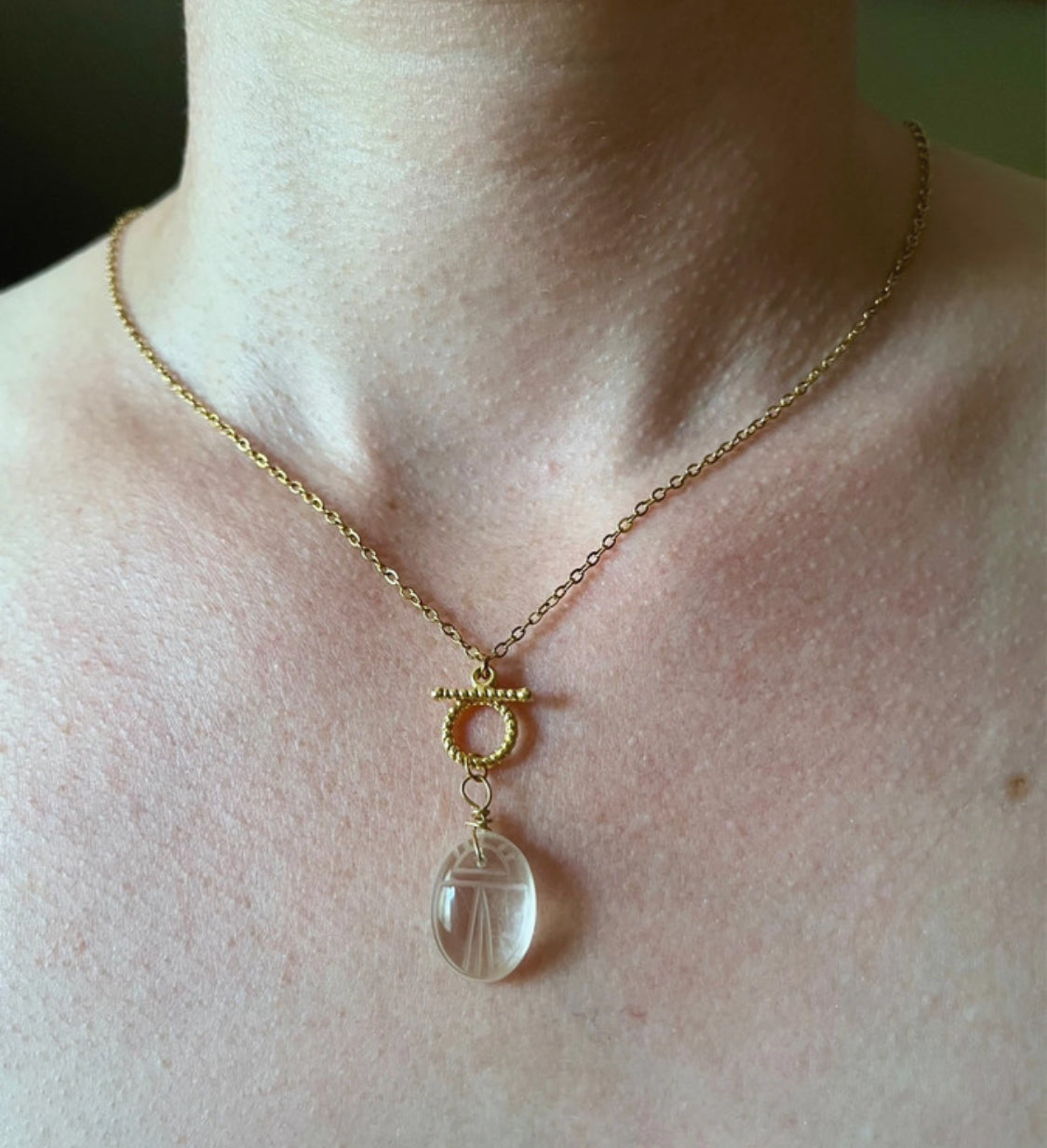 Collier Scarabée en cristal de roche – Bijou symbolique fait main
