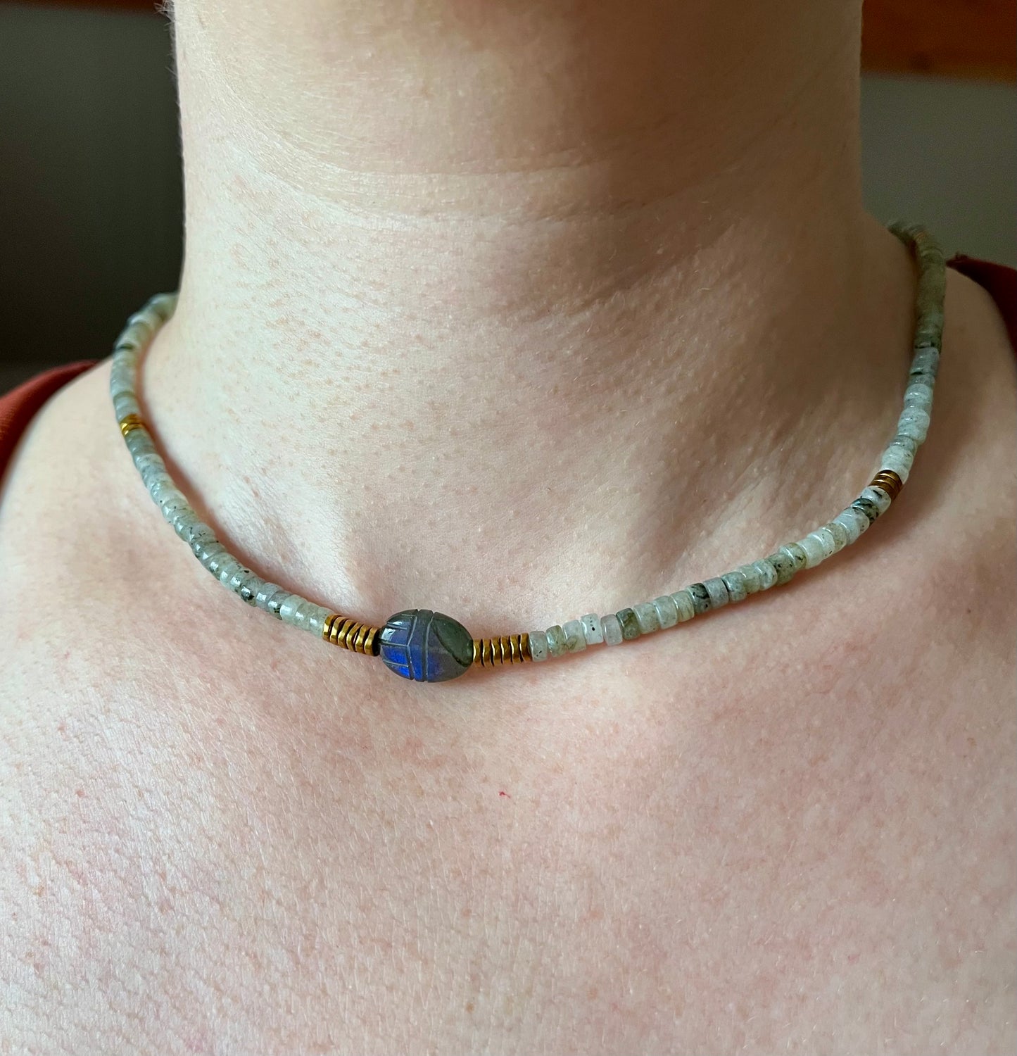 Collier amulette scarabée Labradorite