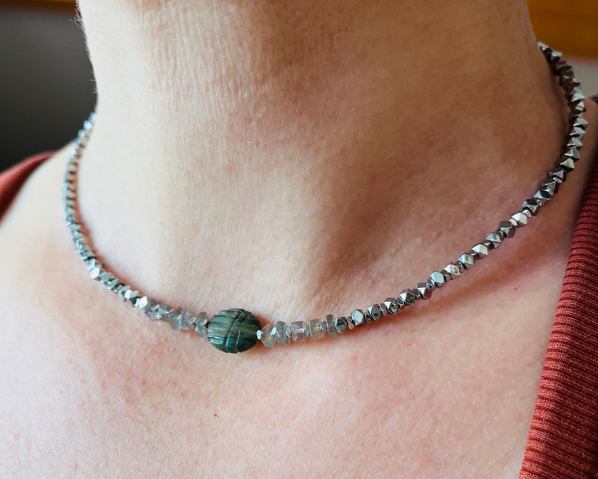 Collier talisman scarabée Labradorite et Hématites